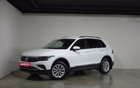 Volkswagen Tiguan II, 2020 год, 2 097 000 рублей, 2 фотография