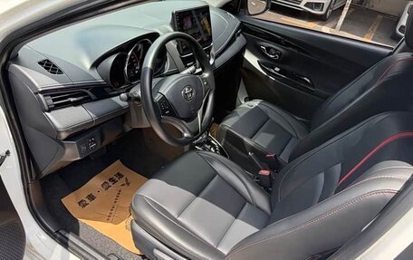 Toyota Yaris XP150 рестайлинг, 2022 год, 1 100 000 рублей, 9 фотография