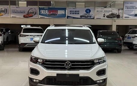 Volkswagen T-Roc I, 2022 год, 2 100 000 рублей, 2 фотография