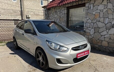 Hyundai Solaris II рестайлинг, 2013 год, 625 000 рублей, 1 фотография