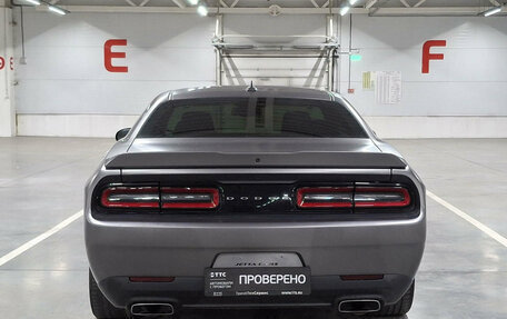 Dodge Challenger III рестайлинг 2, 2020 год, 3 900 000 рублей, 6 фотография