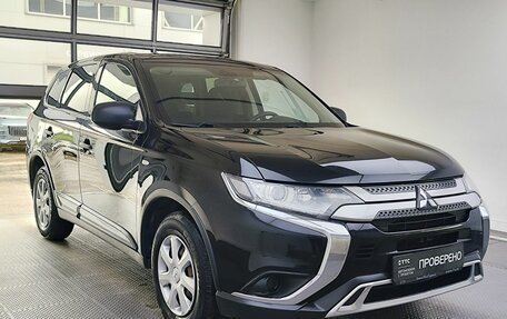 Mitsubishi Outlander III рестайлинг 3, 2018 год, 1 770 000 рублей, 3 фотография