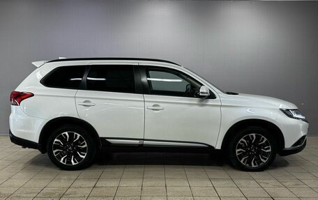 Mitsubishi Outlander III рестайлинг 3, 2021 год, 1 880 000 рублей, 4 фотография