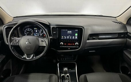 Mitsubishi Outlander III рестайлинг 3, 2021 год, 1 880 000 рублей, 10 фотография
