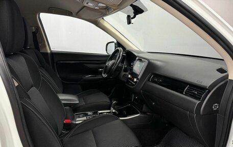 Mitsubishi Outlander III рестайлинг 3, 2021 год, 1 880 000 рублей, 11 фотография