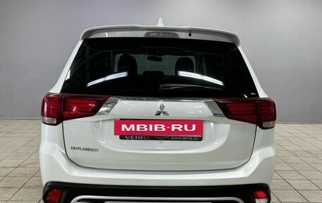 Mitsubishi Outlander III рестайлинг 3, 2021 год, 1 880 000 рублей, 6 фотография