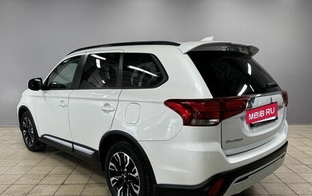 Mitsubishi Outlander III рестайлинг 3, 2021 год, 1 880 000 рублей, 7 фотография