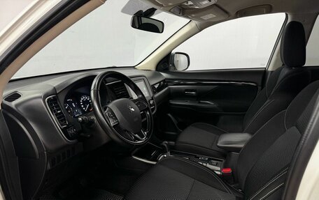 Mitsubishi Outlander III рестайлинг 3, 2021 год, 1 880 000 рублей, 13 фотография