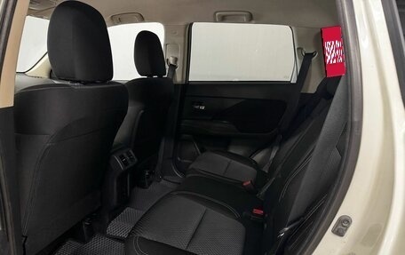 Mitsubishi Outlander III рестайлинг 3, 2021 год, 1 880 000 рублей, 14 фотография
