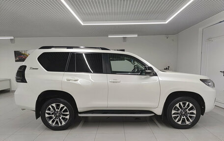 Toyota Land Cruiser Prado 150 рестайлинг 2, 2022 год, 7 100 000 рублей, 4 фотография