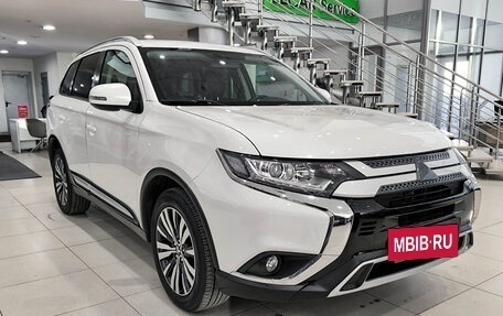 Mitsubishi Outlander III рестайлинг 3, 2020 год, 2 699 000 рублей, 3 фотография