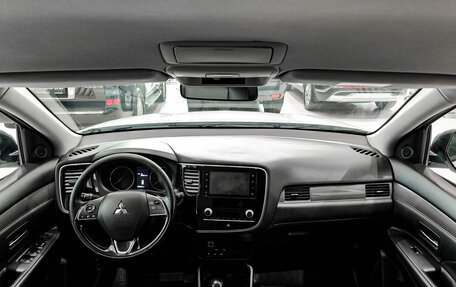 Mitsubishi Outlander III рестайлинг 3, 2020 год, 2 699 000 рублей, 14 фотография