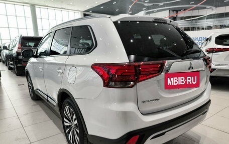 Mitsubishi Outlander III рестайлинг 3, 2020 год, 2 699 000 рублей, 7 фотография