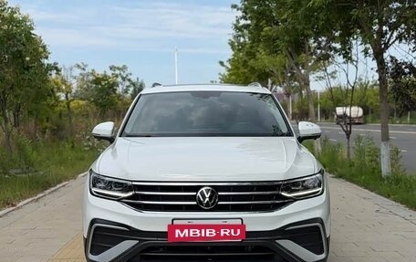 Volkswagen Tiguan II, 2022 год, 1 790 000 рублей, 2 фотография
