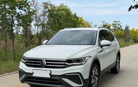 Volkswagen Tiguan II, 2022 год, 1 790 000 рублей, 3 фотография