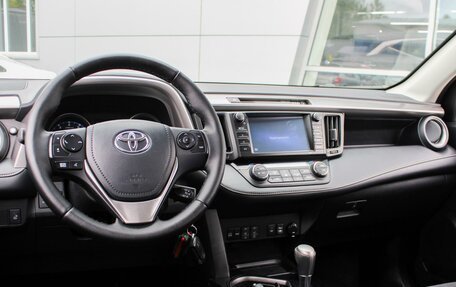 Toyota RAV4, 2017 год, 2 030 000 рублей, 12 фотография