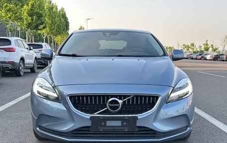 Volvo V40 II рестайлинг, 2019 год, 1 185 000 рублей, 2 фотография
