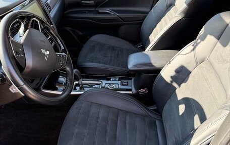 Mitsubishi Outlander III рестайлинг 3, 2021 год, 2 900 000 рублей, 4 фотография