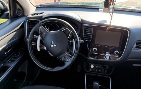 Mitsubishi Outlander III рестайлинг 3, 2021 год, 2 900 000 рублей, 3 фотография
