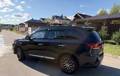 Mitsubishi Outlander III рестайлинг 3, 2021 год, 2 900 000 рублей, 11 фотография