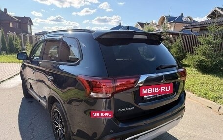 Mitsubishi Outlander III рестайлинг 3, 2021 год, 2 900 000 рублей, 13 фотография