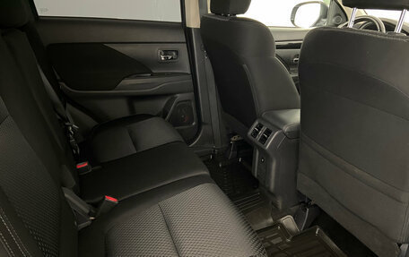 Mitsubishi Outlander III рестайлинг 3, 2019 год, 1 975 000 рублей, 13 фотография