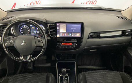 Mitsubishi Outlander III рестайлинг 3, 2019 год, 1 975 000 рублей, 9 фотография