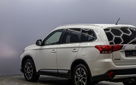 Mitsubishi Outlander III рестайлинг 3, 2016 год, 1 455 000 рублей, 8 фотография