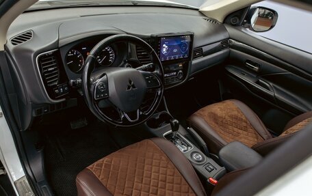 Mitsubishi Outlander III рестайлинг 3, 2016 год, 1 455 000 рублей, 13 фотография
