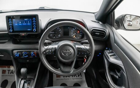 Toyota Yaris, 2021 год, 1 099 000 рублей, 9 фотография
