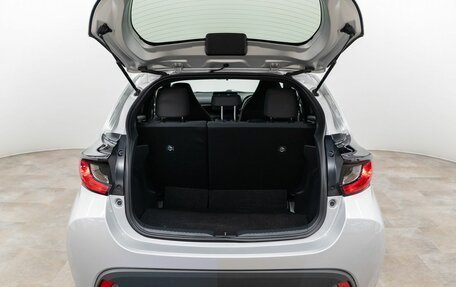 Toyota Yaris, 2021 год, 1 099 000 рублей, 17 фотография