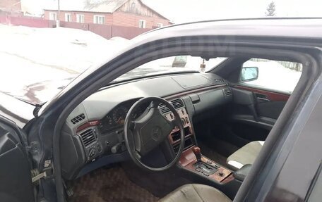 Mercedes-Benz E-Класс, 1996 год, 260 000 рублей, 1 фотография