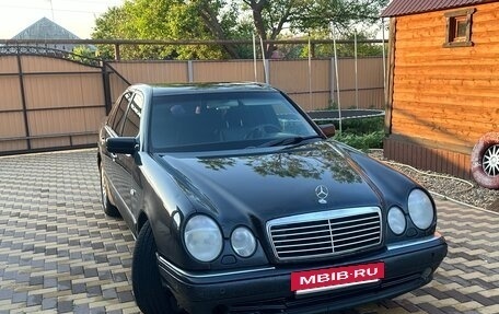 Mercedes-Benz E-Класс, 1997 год, 600 000 рублей, 2 фотография