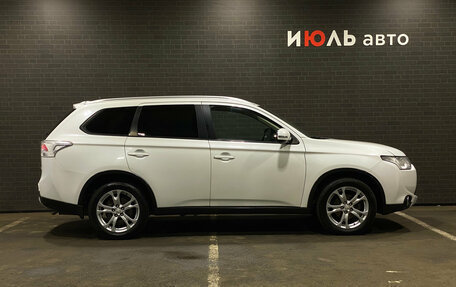 Mitsubishi Outlander III рестайлинг 3, 2014 год, 1 490 000 рублей, 4 фотография