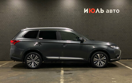 Mitsubishi Outlander III рестайлинг 3, 2019 год, 2 300 000 рублей, 4 фотография