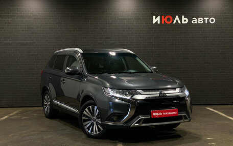 Mitsubishi Outlander III рестайлинг 3, 2019 год, 2 300 000 рублей, 3 фотография