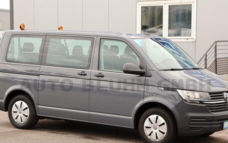 Volkswagen Transporter T6 рестайлинг, 2022 год, 3 250 000 рублей, 2 фотография