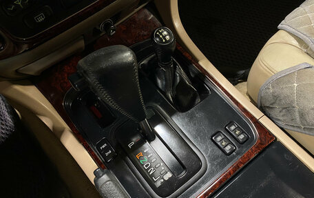 Toyota Land Cruiser 100 рестайлинг 2, 2002 год, 1 650 000 рублей, 13 фотография