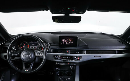 Audi A4, 2018 год, 2 300 000 рублей, 15 фотография