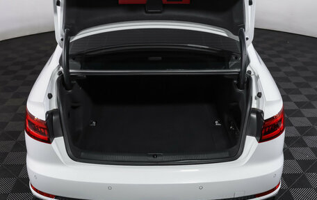 Audi A4, 2018 год, 2 300 000 рублей, 10 фотография