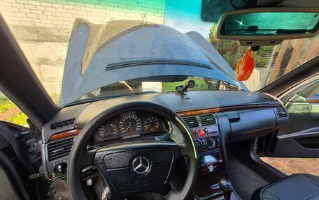 Mercedes-Benz E-Класс, 1996 год, 300 000 рублей, 5 фотография
