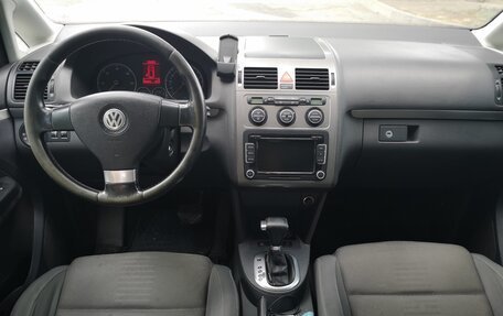 Volkswagen Touran III, 2006 год, 775 000 рублей, 3 фотография
