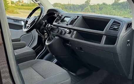 Volkswagen Caravelle T6 рестайлинг, 2015 год, 2 720 000 рублей, 40 фотография