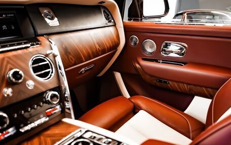 Rolls-Royce Cullinan, 2020 год, 33 900 000 рублей, 28 фотография