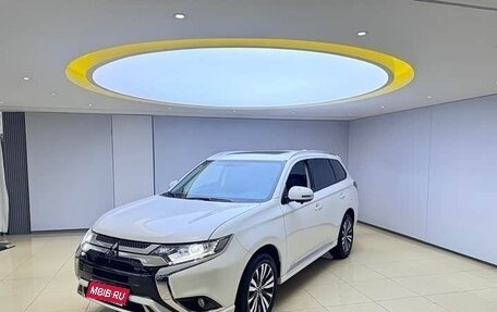 Mitsubishi Outlander III рестайлинг 3, 2022 год, 2 255 000 рублей, 1 фотография