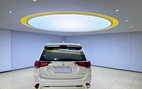 Mitsubishi Outlander III рестайлинг 3, 2022 год, 2 255 000 рублей, 5 фотография