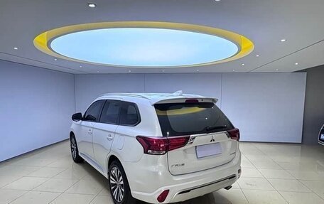 Mitsubishi Outlander III рестайлинг 3, 2022 год, 2 255 000 рублей, 4 фотография