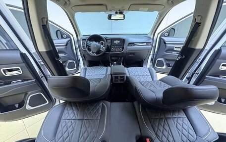 Mitsubishi Outlander III рестайлинг 3, 2022 год, 2 255 000 рублей, 15 фотография