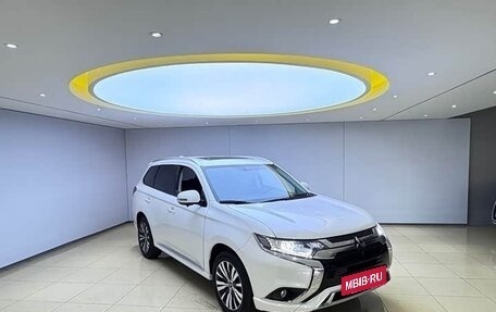 Mitsubishi Outlander III рестайлинг 3, 2022 год, 2 255 000 рублей, 3 фотография