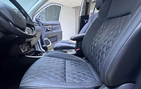 Mitsubishi Outlander III рестайлинг 3, 2022 год, 2 255 000 рублей, 20 фотография